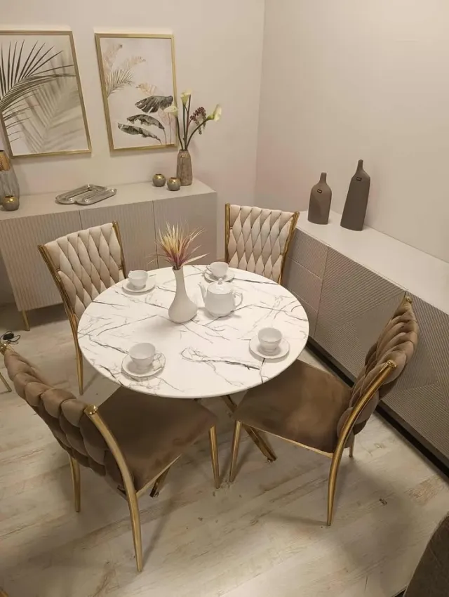 Stół w stylu glamour z krzesłami Aurora K37 FX w kuchni